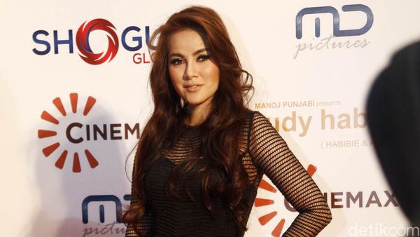 Punya 2 Anak, Olla Ramlan Tetap Hot