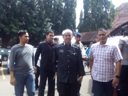 Komentar Bupati Dedi setelah Jenguk Polisi Korban Rusuh Suporter