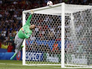 Aksi Menawan Gabor Kiraly Tak Cukup untuk Selamatkan Hongaria Aksi Menawan Gabor Kiraly Tak Cukup untuk Selamatkan Hongaria