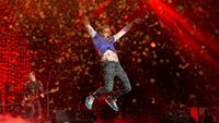 Kelas! Coldplay Tutup Glastonbury Festival dengan Maksimal