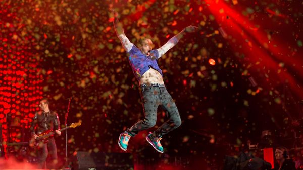 Kelas! Coldplay Tutup Glastonbury Festival dengan Maksimal