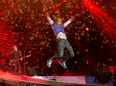Kelas! Coldplay Tutup Glastonbury Festival dengan Maksimal
