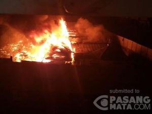 Tengah Malam, Permukiman di Belakang Apartemen Pluit Sea View Terbakar