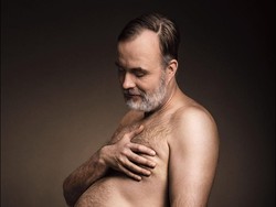 Lucu! Saat Pria Berperut Buncit Berpose Seperti Ibu Hamil