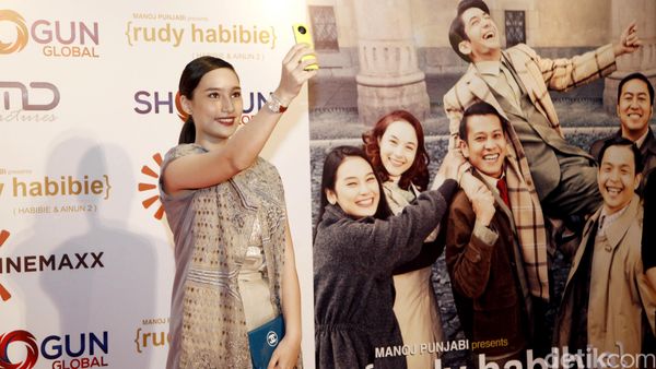 Tatjana Saphira Asyik Selfie di Red Carpet Rudy Habibie