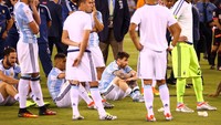 Saat menyerahan medali untuk pemain Chile, Messi tampak tertunduk lesu. Brad Penner-USA TODAY Sports.