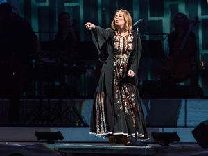 Sweet! Kekasih Adele Sebar Kertas dengan Pesan Cinta Saat Konser