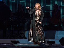 Sweet! Kekasih Adele Sebar Kertas dengan Pesan Cinta Saat Konser