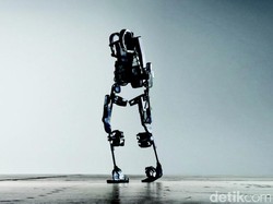 Pekerja Pabrik BMW Pakai Baju Iron Man