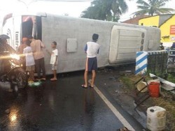 Bus Tentrem Tabrak Jembatan dan Terguling, 8 Penumpang Luka