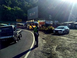 Jalan Berkelok dan Minim Lampu, Polisi Tambah Rambu di Jalur Ciloto-Cianjur