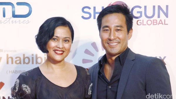 Keserasian Sarah Sechan dan Suami