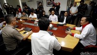 Menpora Imam Nahrawi memanggil PT Gelora Trisula Semesta (GTS) selaku operator ISC, Kepolisian RI, dan PSSI di Kantor Kemenpora.