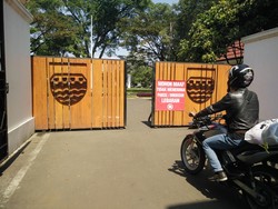 Ridwan Kamil Pasang Poster Tolak Parsel di Gerbang Rumah Dinas