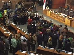 Usai Paripurna, Anggota DPR Antre Ucapkan Selamat ke Komjen Tito