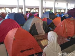 Ini Bukan di Gunung, Ratusan Tenda Jemaah Itikaf Berdiri di Masjid di Bandung