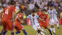 Setelah sama-sama bermain dengan 10 orang sejak babak pertama karena kartu merah atas pemainnya masing-masing, Chile dan Argentina, tak bisa mencetak gol hingga 120 menit laga tuntas. Adam Hunger-USA TODAY Sports.