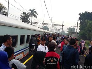 Kereta Rangkas Jaya Mogok di Sudimara, Penumpang Naik Commuter Line ke Tanah Abang