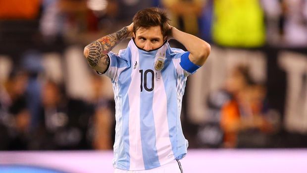 EAST RUTHERFORD, NJ - JUNE 26: Lionel Messi #10 of Argentina looks on before the game winning penalty kick is made during the Copa America Centenario Championship match at MetLife Stadium on June 26, 2016 in East Rutherford, New Jersey. Chile defeated Argentina 4-2 in penalty kicks. (Photo by Mike Stobe/Getty Images)