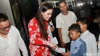 Maia Estianty Berbagi dengan Anak Yatim