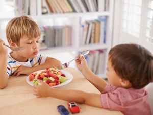 Si Kecil Suka Rewel Saat Makan? Atasi dengan 10 Cara Ini