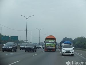 Long Weekend, Lalin Tol Jakarta-Cikampek Padat di Sejumlah Titik Long Weekend, Lalin Tol Jakarta-Cikampek Padat di Sejumlah Titik