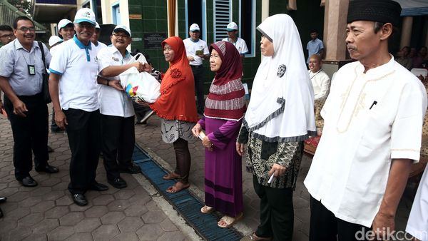 PLN Berbagi Sembako untuk Dhuafa