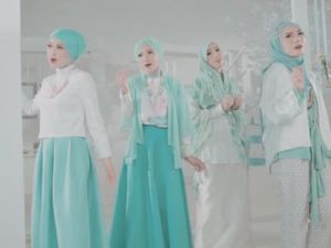 Noura Ajak Berhenti Galau di Video Klip Berhenti Bersedih Noura Ajak Berhenti Galau di Video Klip Berhenti Bersedih