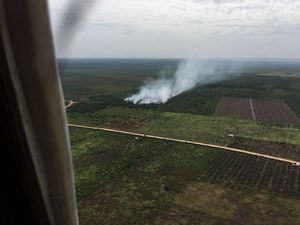 Lebaran, Water Bombing di Lahan Terbakar Riau Tetap Dilakukan