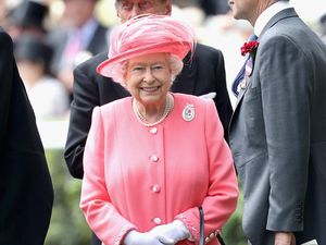 Ratu Elizabeth Selalu Pakai Baju Warna Terang, Alasannya Bikin Terharu Ratu Elizabeth Selalu Pakai Baju Warna Terang, Alasannya Bikin Terharu
