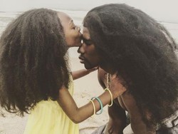 Ayah dan Anak Kompak Pamer Rambut Megar, Jadi Populer di Instagram