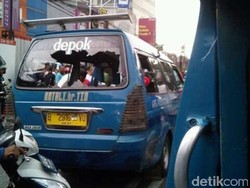 Serempet Pejalan Kaki, Angkot di Depok Dilempari Batu oleh Ojek Online