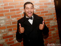 Liburan ke Bandung, Indra Bekti dan Keluarga Salat Idul Adha di Jalan