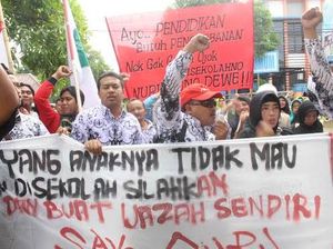 Ratusan Guru Gelar Aksi Solidaritas Rekan Seprofesi yang Jalani Sidang Kasus Penganiayaan