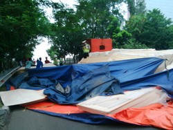 Triplek Tumpah Tutup Jalan, Lalu-lintas Jalan Panjang Jakarta Barat Macet