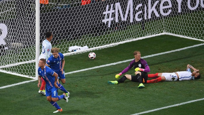 NICE, FRANCE - JUNE 27:  Ragnar Sigurdsson of Iceland celebrates scoring his teams first goal during the UEFA EURO 2016 round of 16 match between England and Iceland at Allianz Riviera Stadium on June 27, 2016 in Nice, France.  (Photo by Laurence Griffiths/Getty Images)