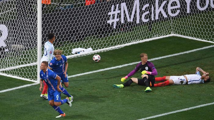 Inggris vs Islandia NICE, FRANCE - JUNE 27: Ragnar Sigurdsson of Iceland celebrates scoring his teams first goal during the UEFA EURO 2016 round of 16 match between England and Iceland at Allianz Riviera Stadium on June 27, 2016 in Nice, France. (Photo by Laurence Griffiths/Getty Images)