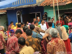 Jelang Buka Puasa, Jokowi Bagi-bagi Sembako ke Warga Bogor