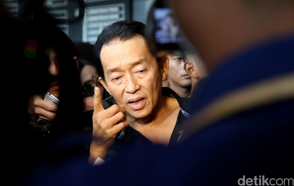 Ayah Mirna Usai Putusan Sela --- Darmawan Salihin usai mengikuti sidang putusan sela pada kasus pembunuhan putrinya Mirna Salihin  di di PN Jakarta Pusat, Selasa (28/6/2016) dengan terdakwa Jessica Kumala Wongso.