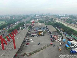 Penampakan Rest Area KM 19 Langganan Macet di Tol Cikampek dari Udara