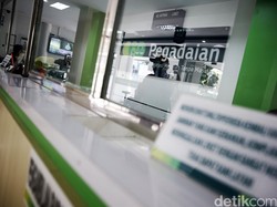 Banyak Warga Tebus Barang di Pegadaian Pakai THR