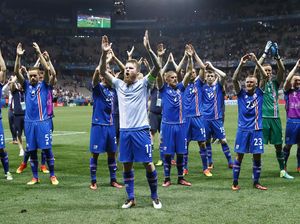 Perayaan ala Viking Pemain dan Suporter Islandia