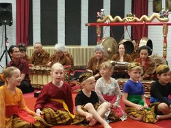 Lucunya Anak-anak Bule Belanda Menyanyikan Gundul-gundul Pacul