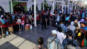 Lonjakan Penumpang di Stasiun Senen