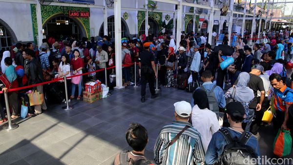 Lonjakan Penumpang di Stasiun Senen