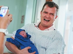 Deretan Foto Haru dan Bahagia Saat Para Suami Mendampingi Istri Melahirkan