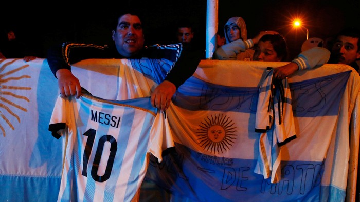 Stoichkov Juga Minta Messi Jangan Pensiun Dulu