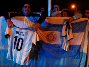 Stoichkov Juga Minta Messi Jangan Pensiun Dulu