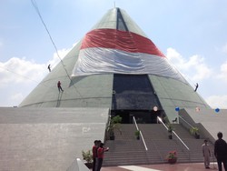 67 Tahun Kembalinya Yogya ke RI, Bendera Raksasa Dibentangkan di Monjali