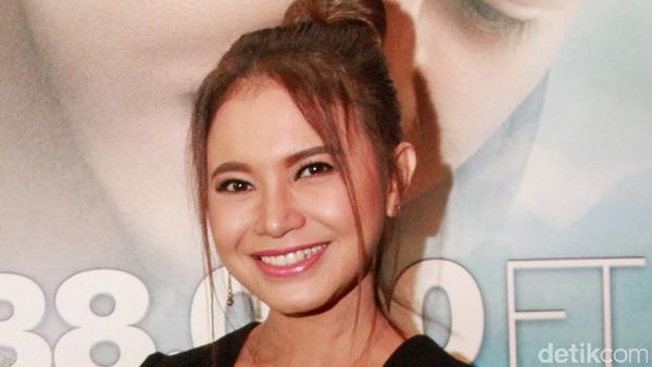 Rossa di Pemutaran Perdana Film ILY from 38.000 Ft